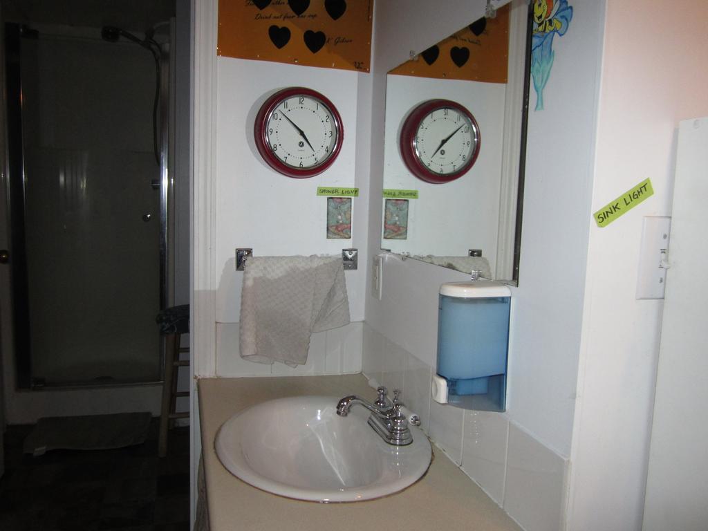 Beez Kneez Bakpakers Hostel Whitehorse Room photo