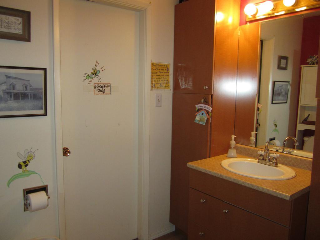 Beez Kneez Bakpakers Hostel Whitehorse Room photo
