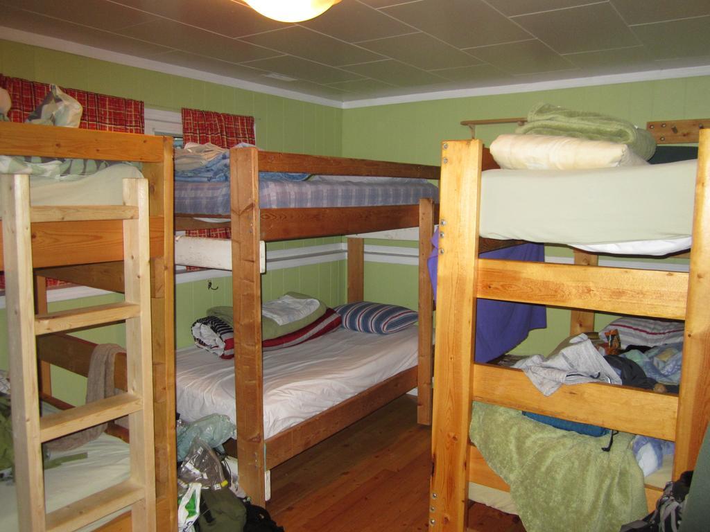 Beez Kneez Bakpakers Hostel Whitehorse Room photo