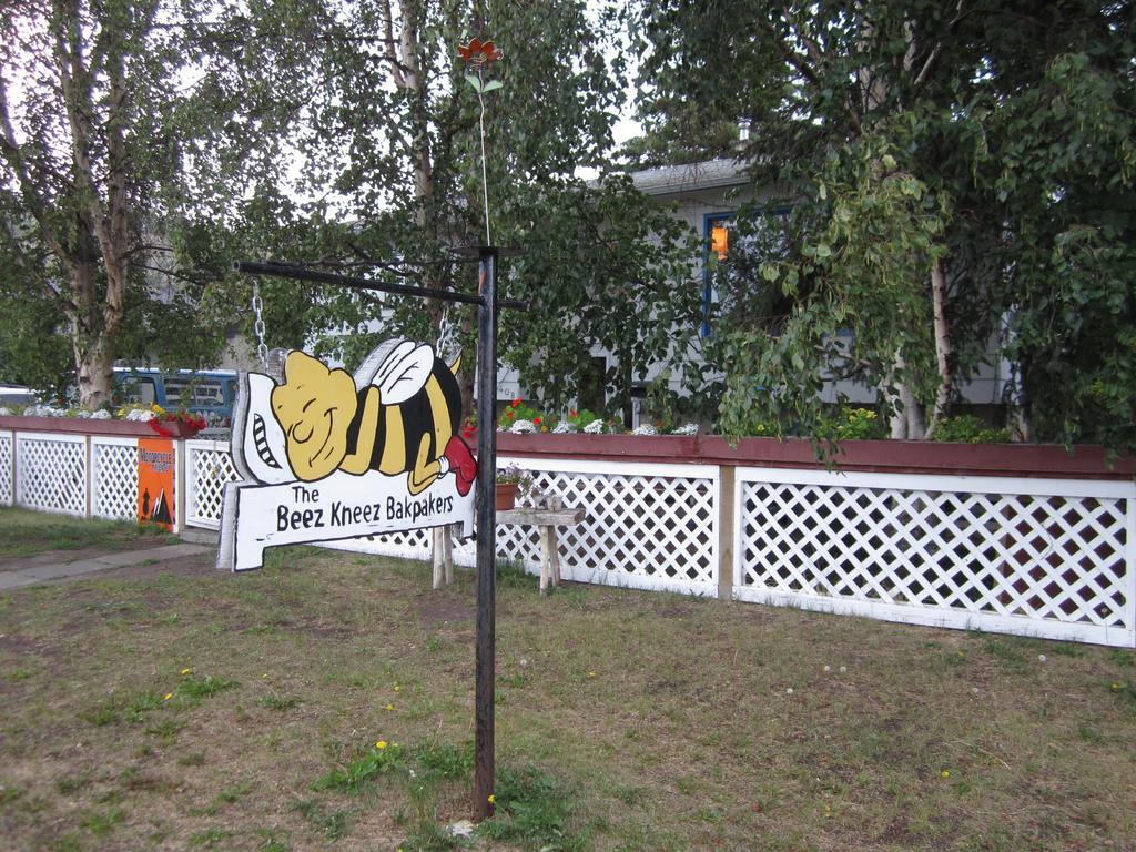 Beez Kneez Bakpakers Hostel Whitehorse Exterior photo